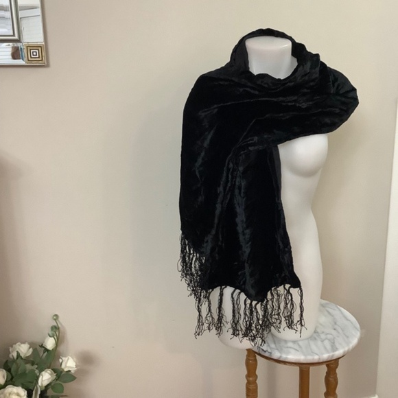 Black velvet shawl - Picture 4 of 5